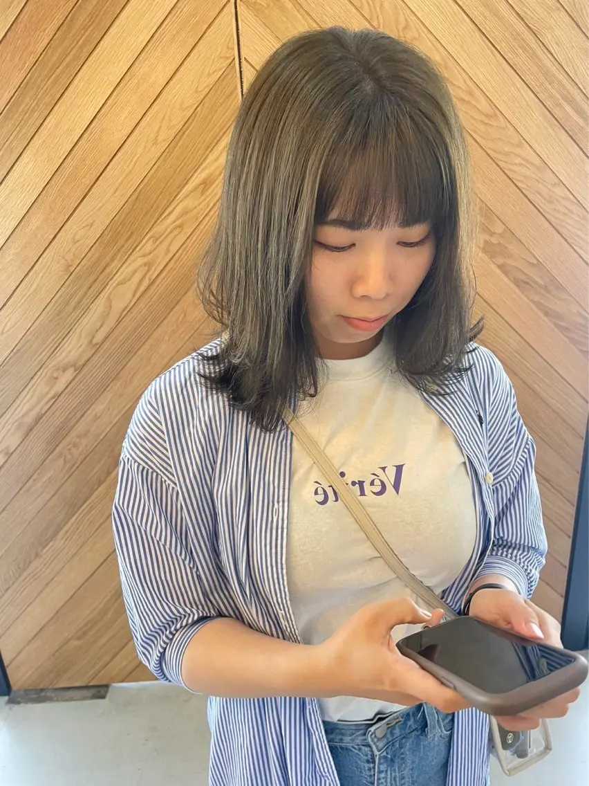 ミディアム カラー 透明感カラー イルミナカラー オリーブカラー レイヤーカット 小久保 里紗のヘアスタイル