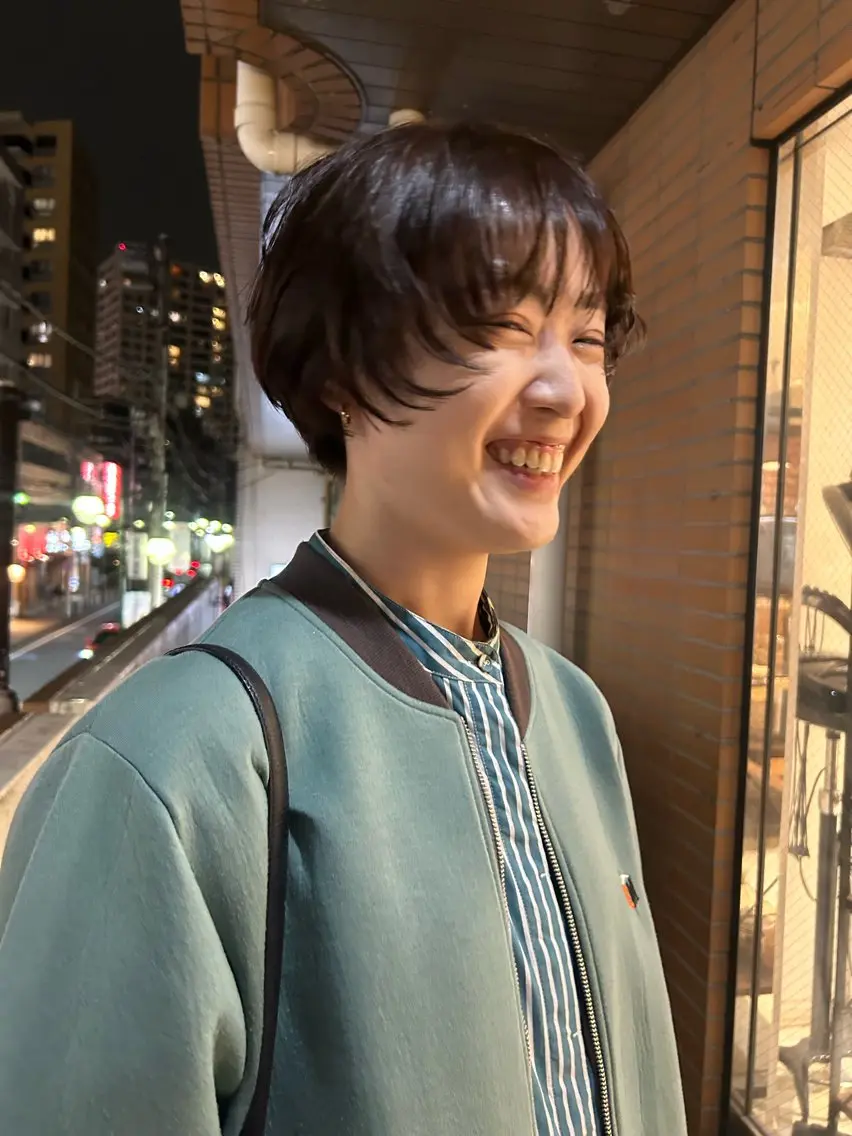 ショート カット momona english okのヘアスタイル