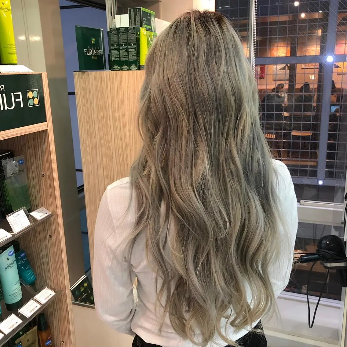 セミロング カラー KONOMI スタイリストのヘアスタイル