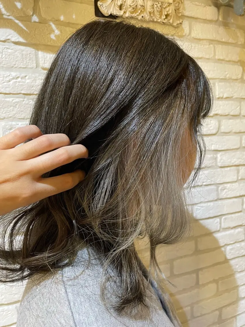 セミロング カラー アッシュ イヤリングカラー シルバー ナチュラル🧡可愛い MINAMIのヘアスタイル