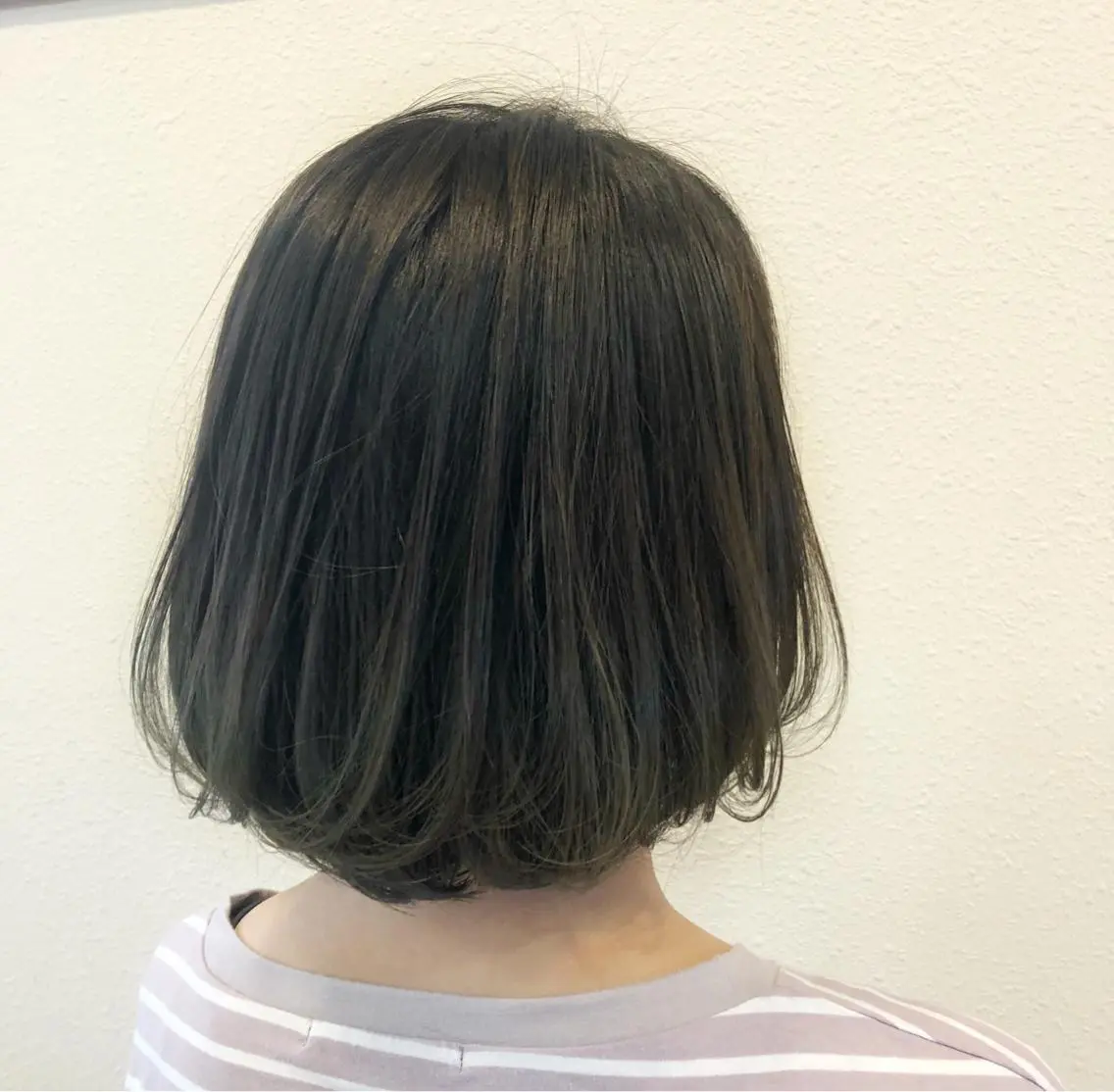 ミディアム アッシュ ボブ ハイライト 中川 茜里のヘアスタイル