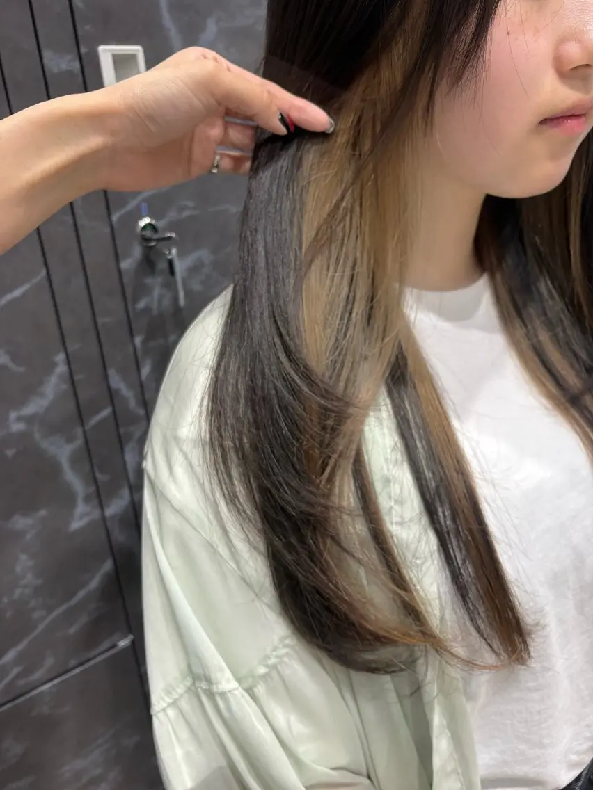 ロング カラー ベージュカラー ブリーチ イヤリングカラー ミルクティーベージュ 顔周りカット ヘアカラー トリートメント 🪿透明感/艶カラー ﾜﾀﾅﾍﾞｱｵｲのヘアスタイル