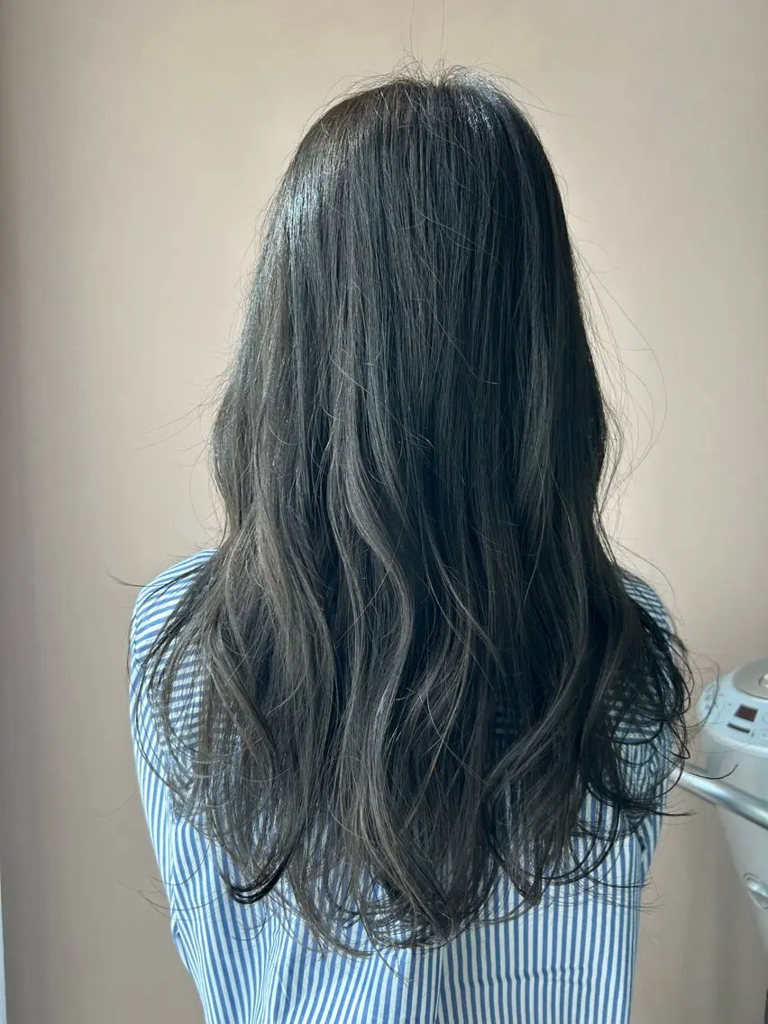 ロング カラー アッシュ ブリーチ ブリーチなしカラー オリーブアッシュ hubhair レイヤー/透明感のヘアスタイル