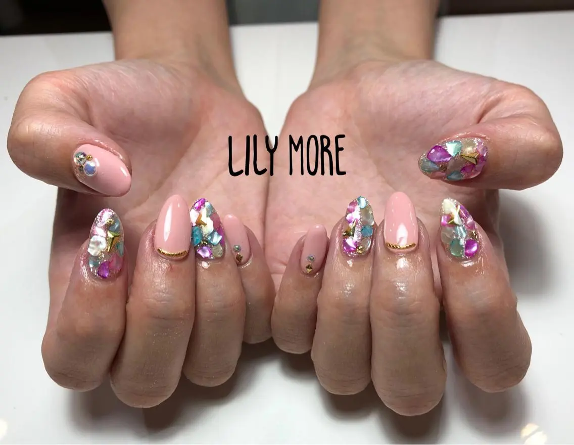 ネイル ストーンネイル Lily closetのネイルデザイン