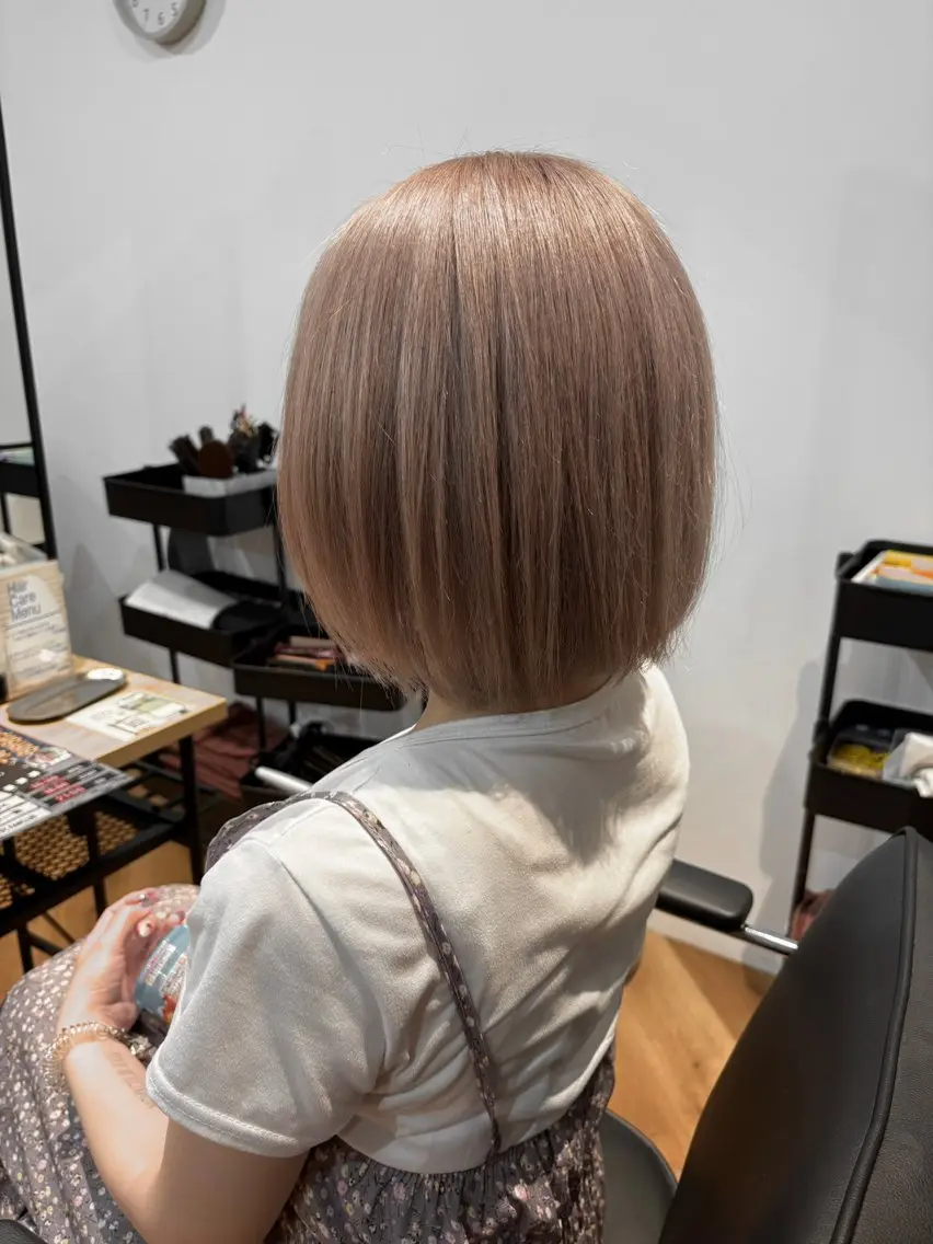 ショート カラー ベージュカラー ブリーチ ホワイトベージュ ヘアカラー CUT純 キリナのヘアスタイル