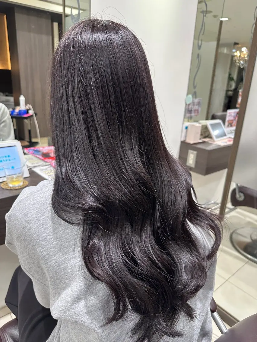 ロング 木曜日空きあり‼️ 艶々カラー🩷のヘアスタイル