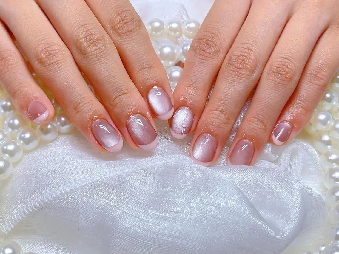 ネイル オーロラネイル 長さ出し フレンチネイル ガーリー キラキラネイル ハンドネイル Lucky nail salonのネイルデザイン