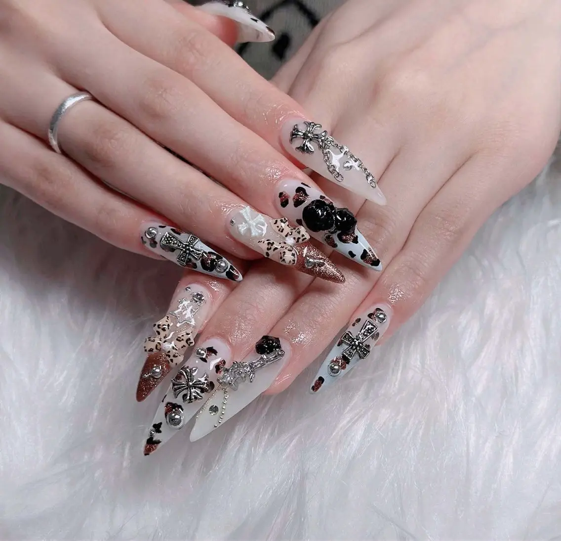 ネイル チークネイル フレンチネイル キラキラネイル 韓国ネイル マグネットネイル ハンドネイル Buruberii hbaby nailのネイルデザイン