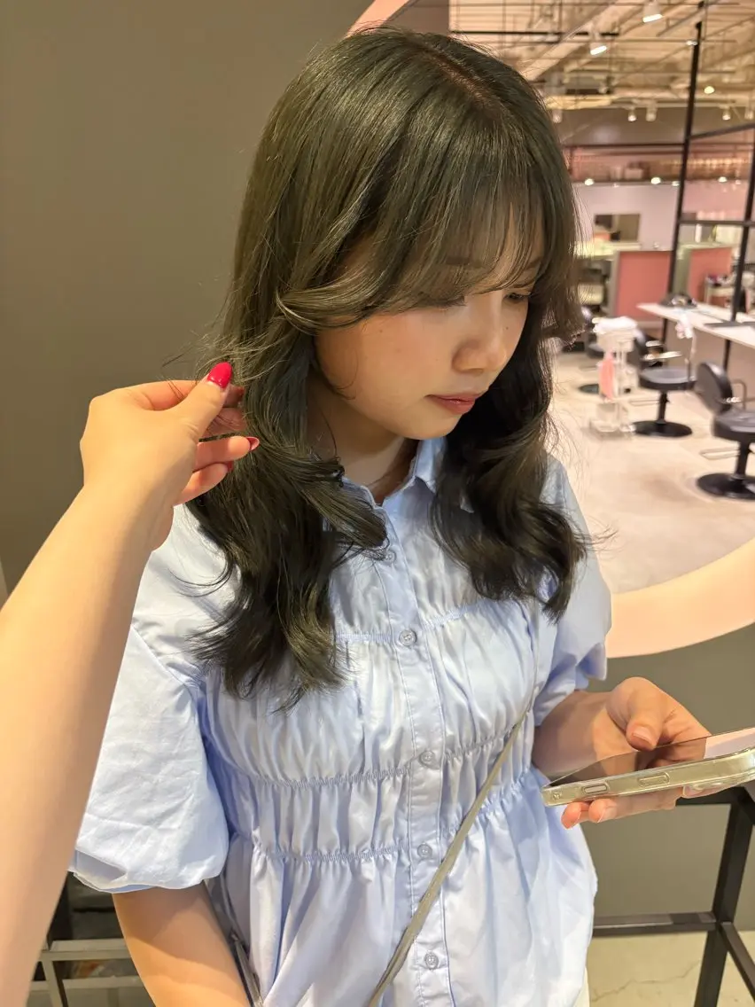 ロング ヘアカラー ヨシノ マナウのヘアスタイル