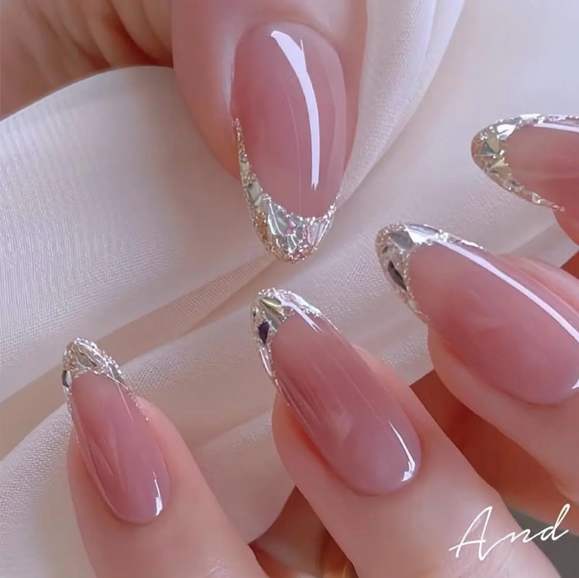ミディアム ハンドネイル AMI Nailsalonのネイルデザイン