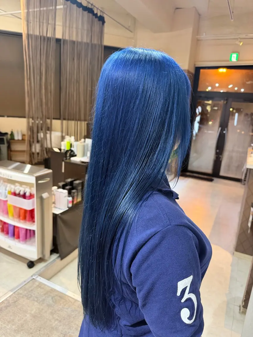 ロング カラー ブルーカラー 西田 大雅のヘアスタイル