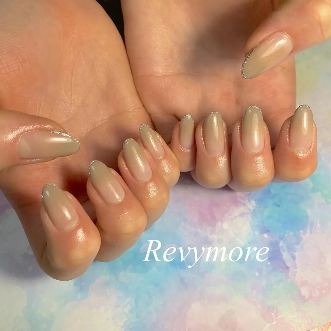 ショート ネイル ジェルネイル ラメ(グリッター) ニュアンスネイル オフィスネイル シルバー nail salon Revymoreのネイルデザイン