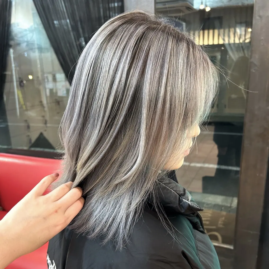 ミディアム カラー アッシュ バレイヤージュ ブリーチ ホワイトアッシュ くびれヘア カット ヘアカラー ayaka 大宮のヘアスタイル