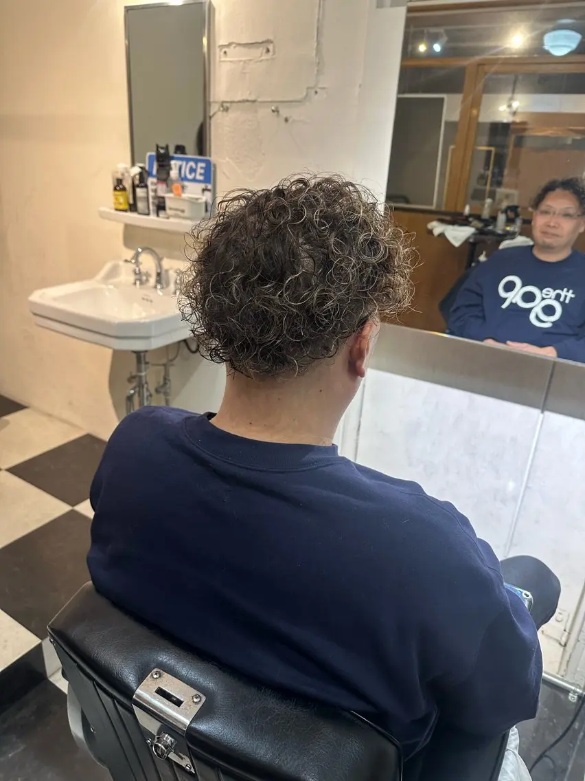 ミディアム パーマ メンズ ミディアムパーマ フェードカット メンズパーマ スキンフェード カット ヘアカラー パーマ モチヅキ タツキのヘアスタイル