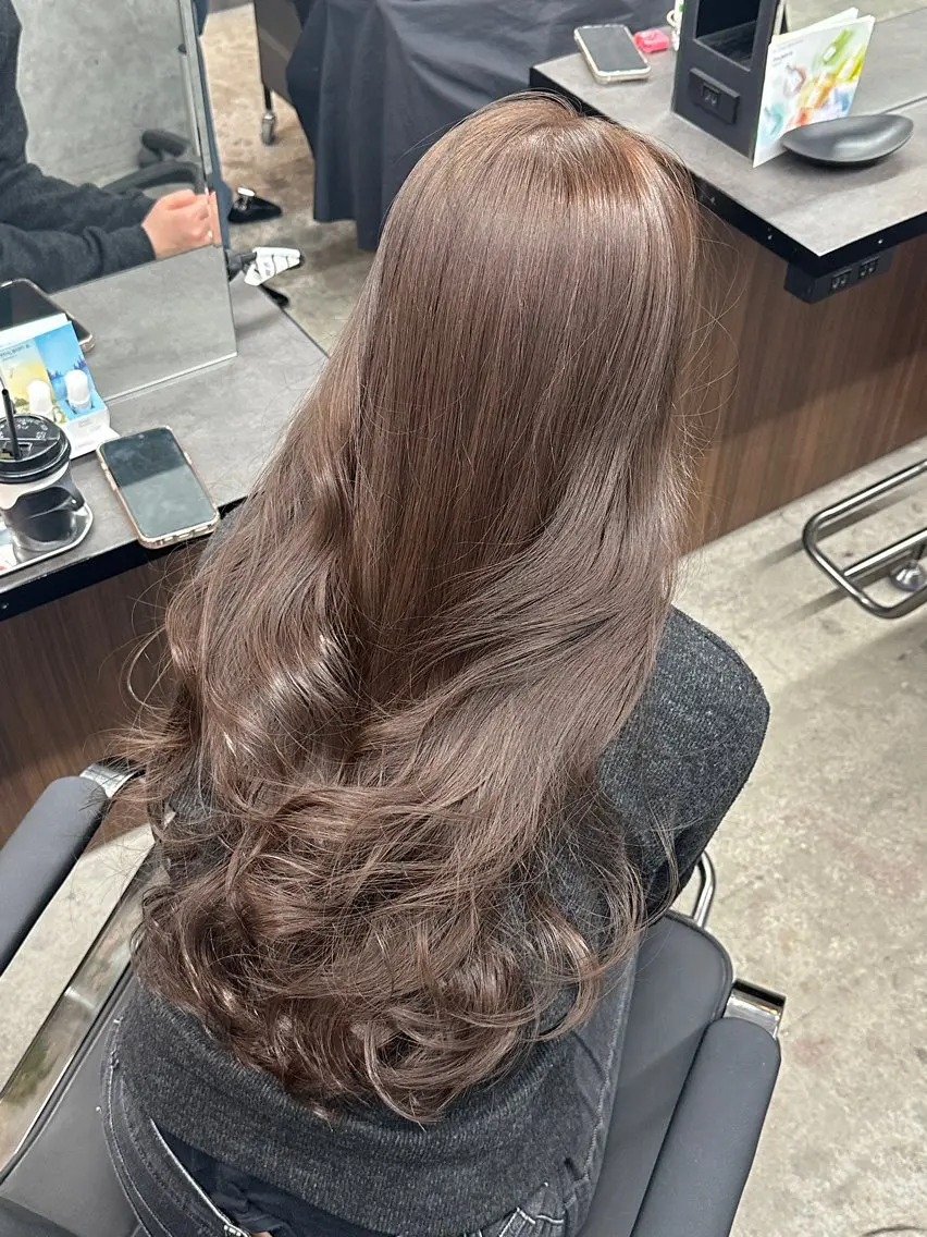 ロング カラー 透明感カラー グレージュ ミルクティーグレージュ カット ヘアカラー トリートメント 透明感/ダブルカラー レイヤー/ユウゴのヘアスタイル