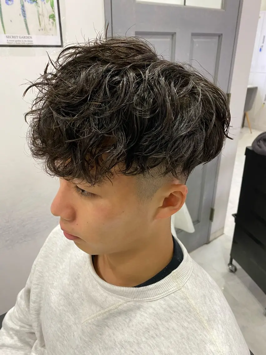 ミディアム パーマ メンズ フェードカット スペインカール 🟣メンズパーマ 川端 永遠🟣のヘアスタイル
