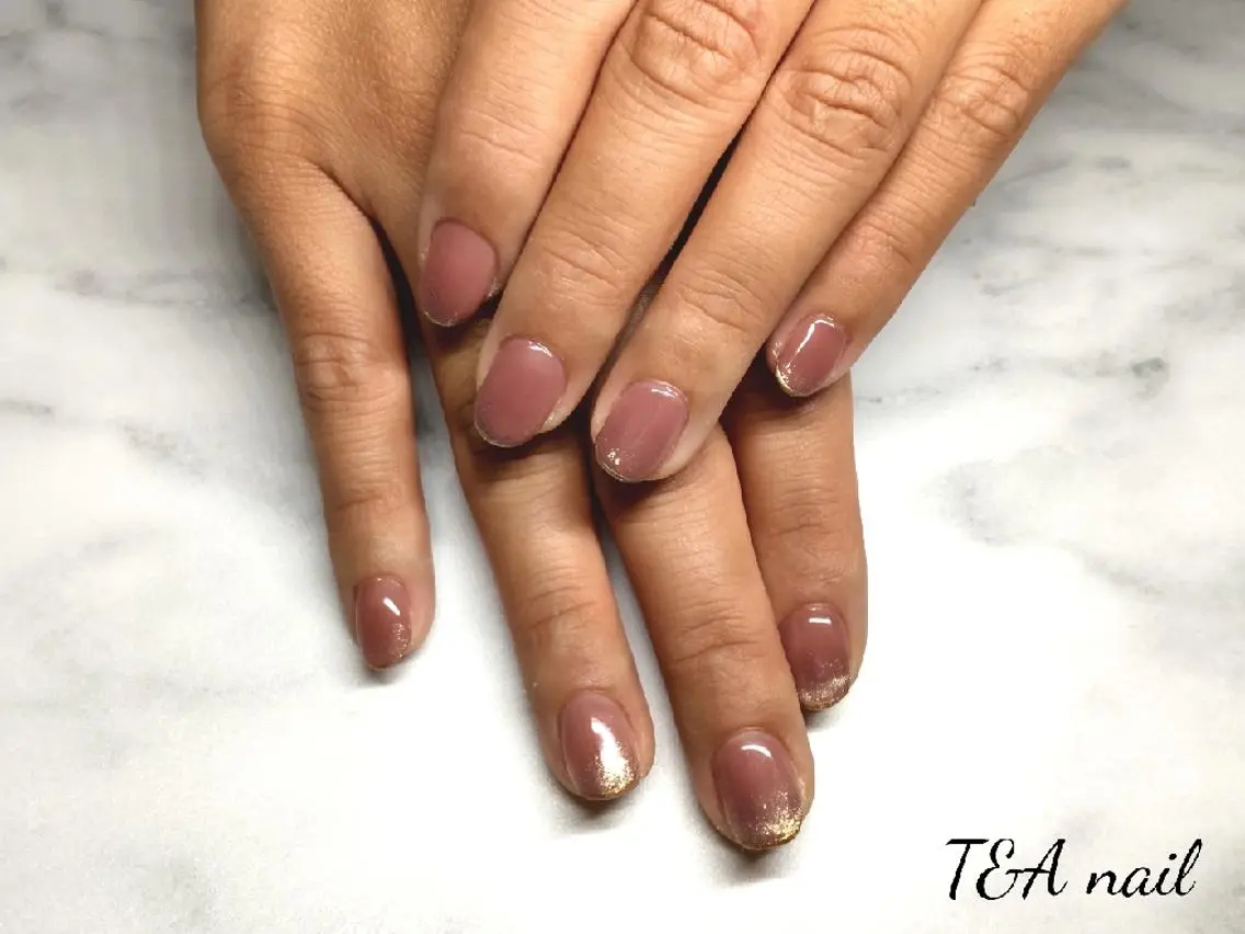 ミディアム ネイル ジェルネイル ゴールド ラメ(グリッター) ニュアンスネイル スカルプネイル T&A nailのネイルデザイン
