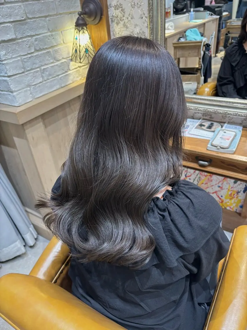 ロング カラー ブリーチ 透明感カラー グレージュ ブリーチなしカラー 嶌﨑 葵衣のヘアスタイル