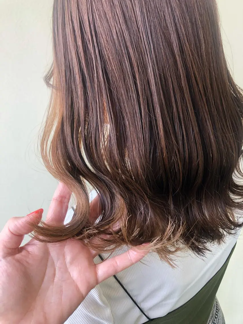 さりげないお洒落が大人気🌷カット＋インナーカラーの写真