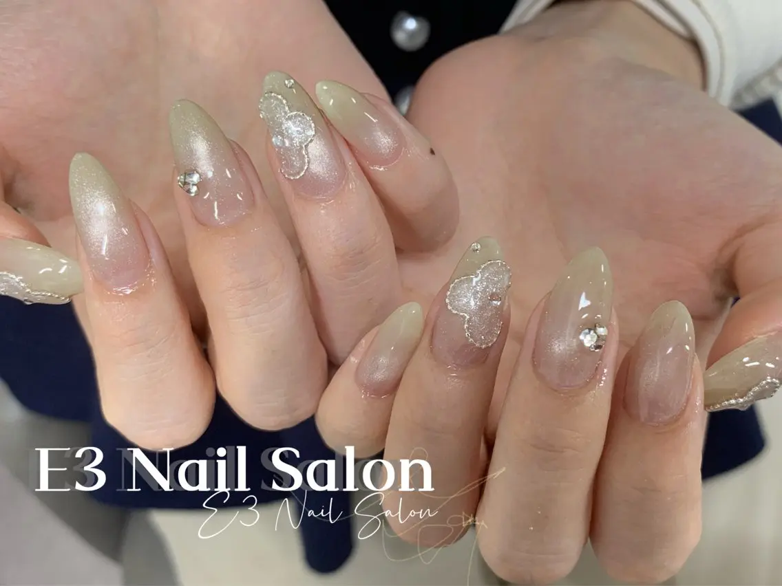 ネイル オーロラネイル フレンチネイル ジェルネイル ガラスフレンチ キラキラネイル ハンドネイル E3 Nail Salonのネイルデザイン