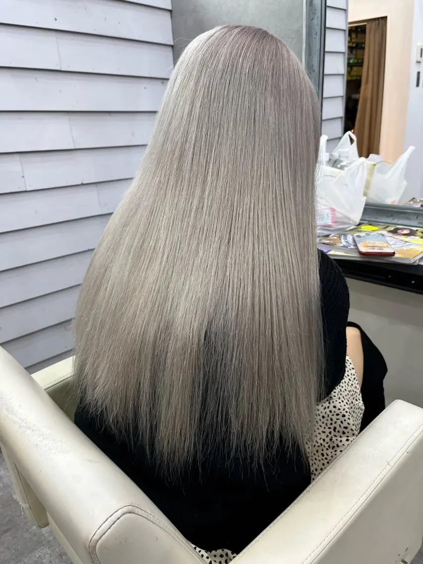 セミロング カラー シルバー ホワイトシルバー ヘアカラー ブリーチ有無Wカラー メンズパーマ大成のヘアスタイル