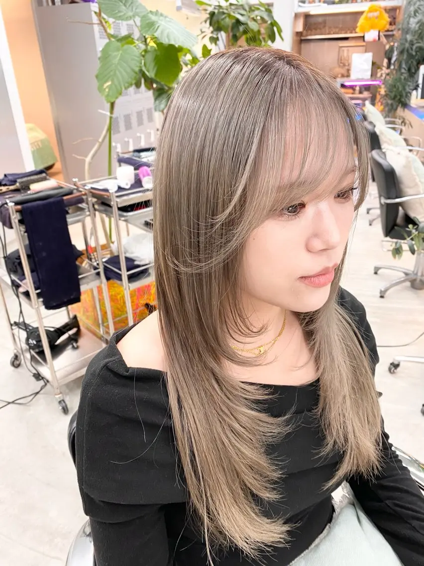 セミロング カラー ベージュカラー ブリーチ グレージュ シルバー 顔周りカット カット ヘアカラー トリートメント 艶髪と透明感を ‼️/若林のヘアスタイル