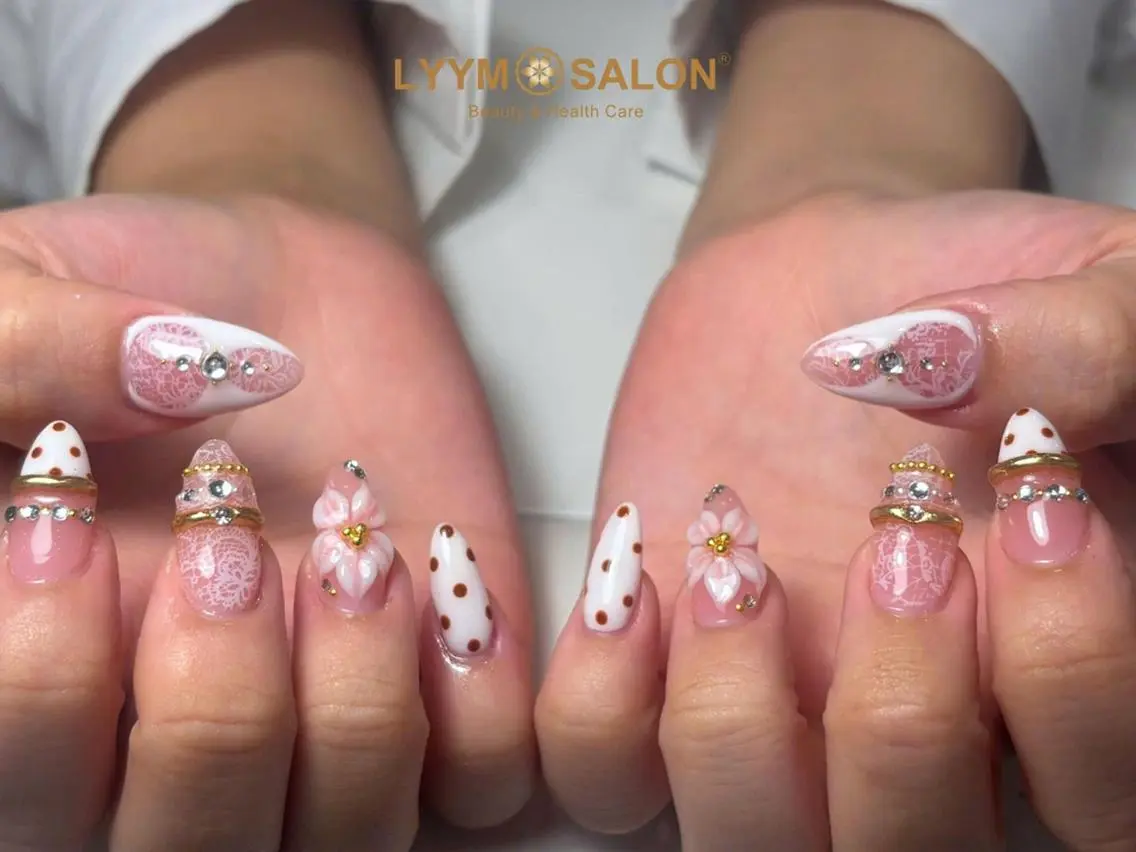 ネイル アートネイル ドット フラワーネイル ガーリー ゴールド LYYM Salonのネイルデザイン