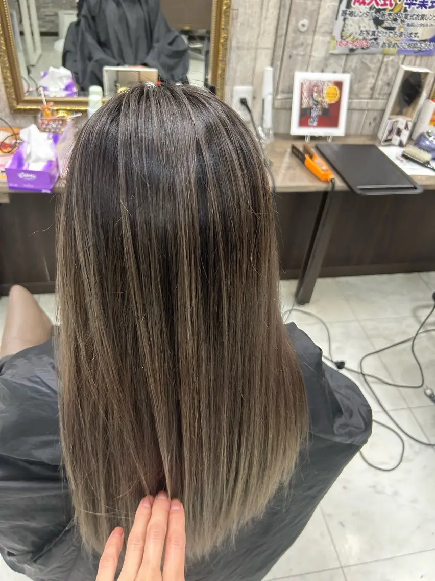 ロング カラー ヘアカラー ハイトーン Arphyのヘアスタイル