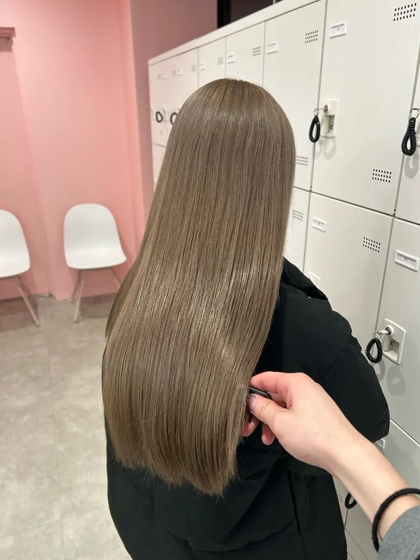 ロング カラー カット ヘアカラー トリートメント ヘッドスパ 縮毛ブリーチ／黒染め 複雑履歴／ホワイトのヘアスタイル