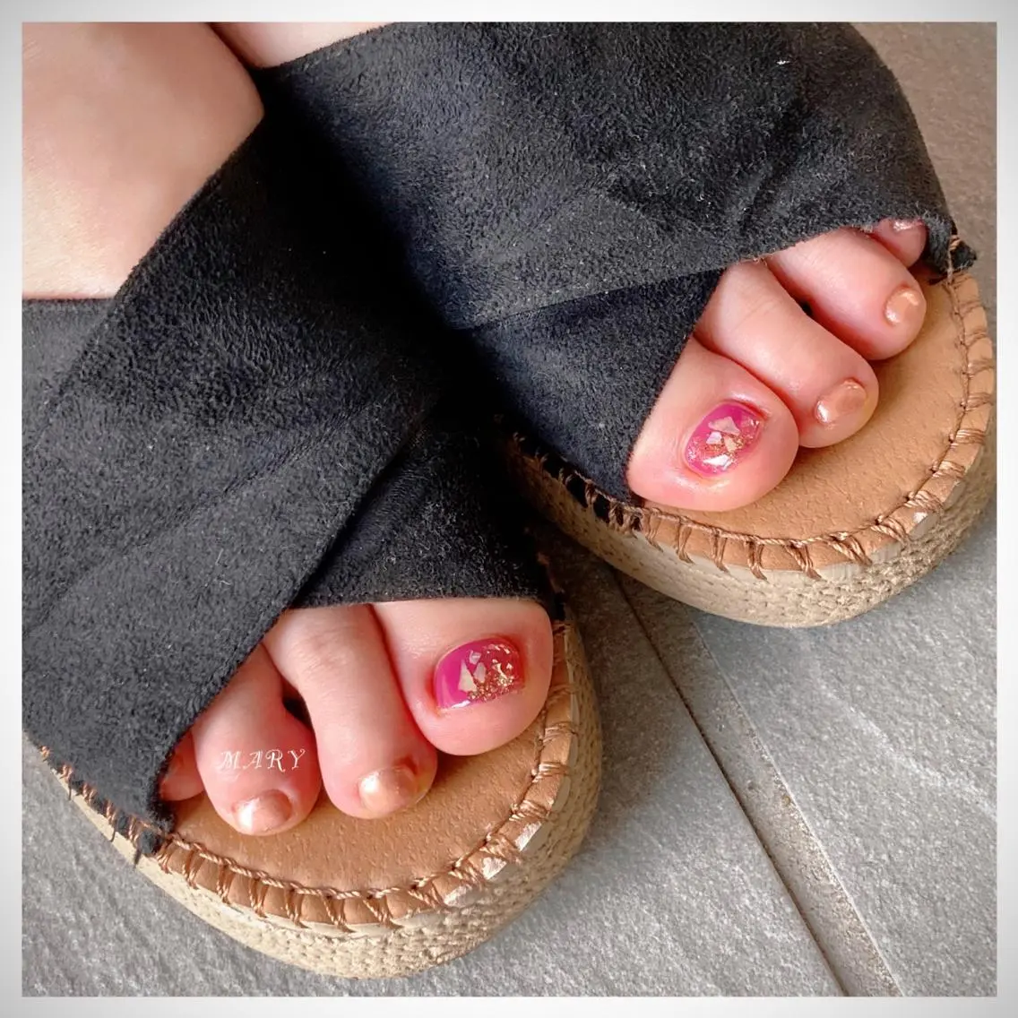 ネイル フットネイル ゴールド ミラーネイル ニュアンスネイル ピンク フットネイル Mary nail .narumiのネイルデザイン
