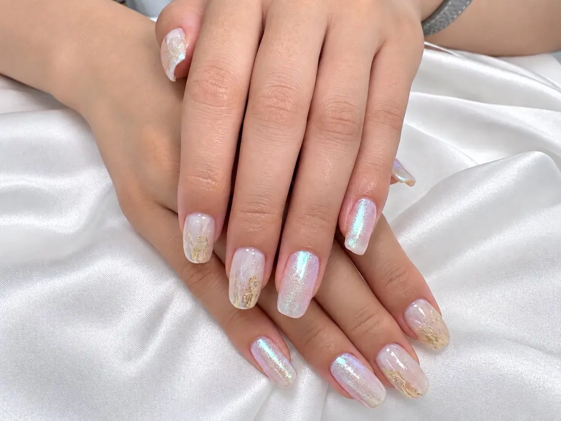 ネイル オーロラネイル ゴールド キラキラネイル ニュアンスネイル VI NAILのネイルデザイン