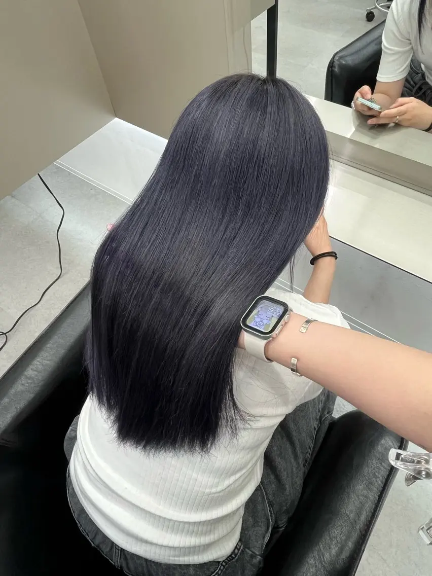 カラー ハイライトカラー ネイビーカラー 志垣 真衣のヘアスタイル