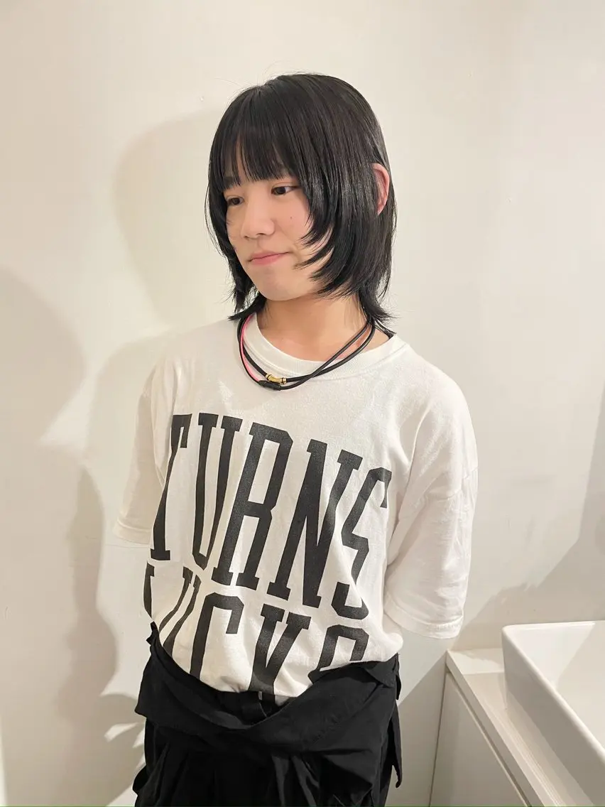 ミディアム 顔まわりレイヤー 伸ばしかけ レイヤーカット Luca🟠 透明感カラーのヘアスタイル