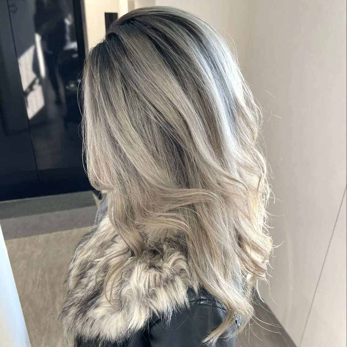 セミロング カラー ベージュカラー ブリーチ ダブルカラー グレージュ ホワイトベージュ ヘアカラー 松井那津子 /ハイライトブリーチのヘアスタイル