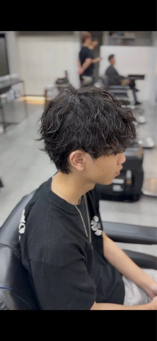メンズ 波巻きパーマ 藤本 航志のヘアスタイル