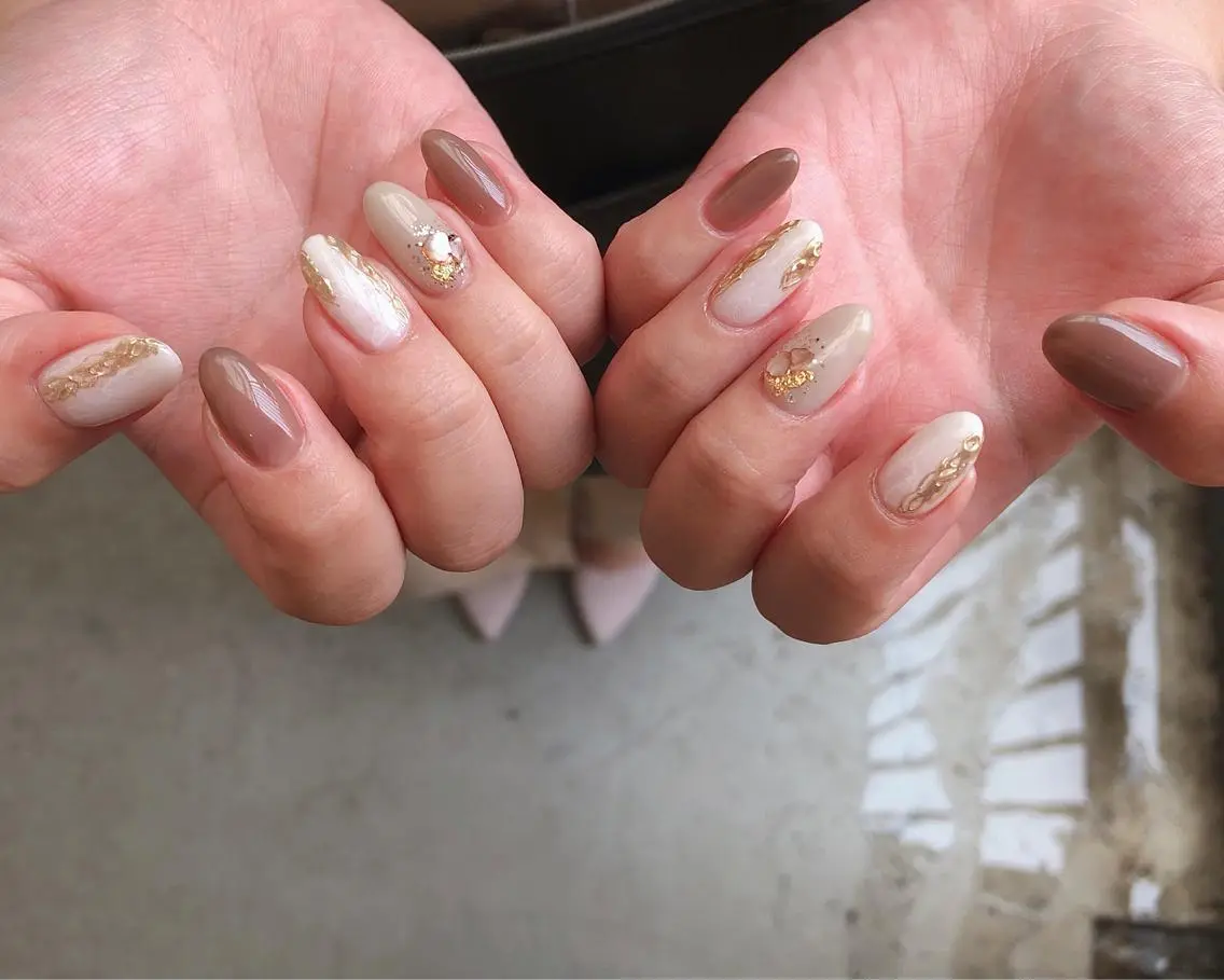 ネイル ブラウン ゴールド ホワイト ハンドネイル saki_ nail heronのネイルデザイン