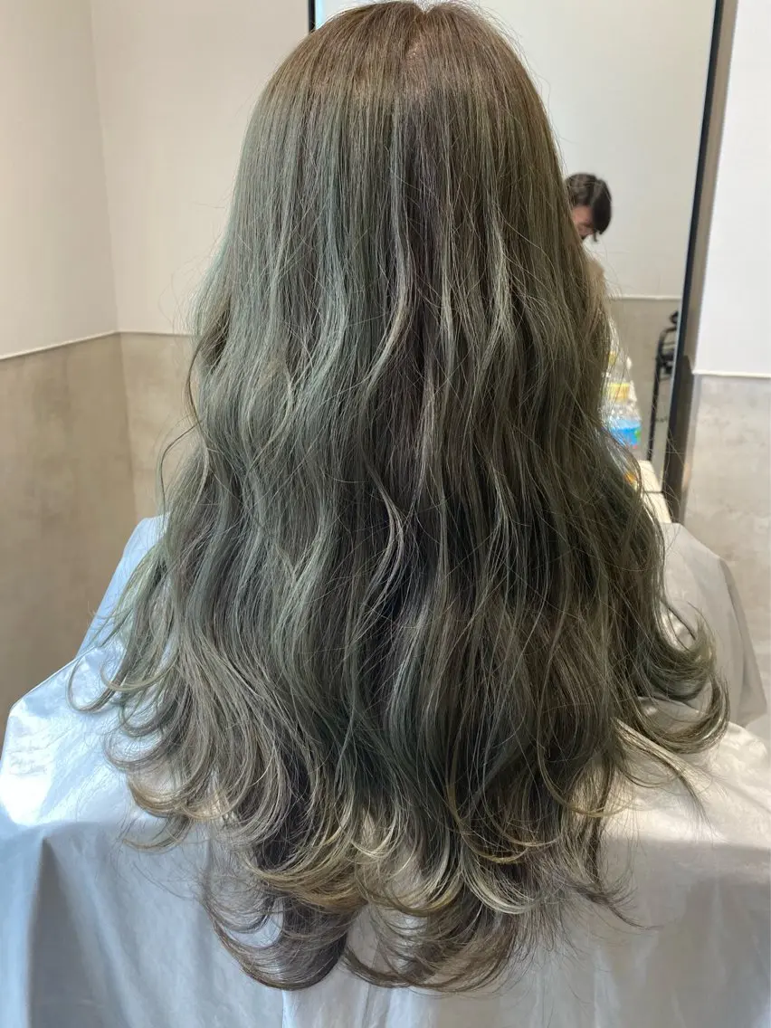 ロング カラー パーマ ヘアアレンジ ベージュカラー ブリーチ 透明感カラー グレージュ ラベンダーカラー 中顔面短縮カット🪽 レイヤー🥀コウヘイのヘアスタイル