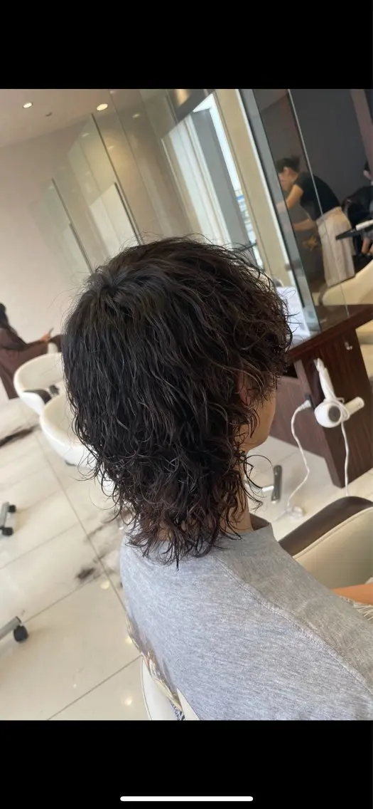 ミディアム パーマ メンズ ミディアムパーマ メンズパーマ 波巻きパーマ メンズウルフカット ウルフカット ✂︎山﨑 涼太✂︎のヘアスタイル