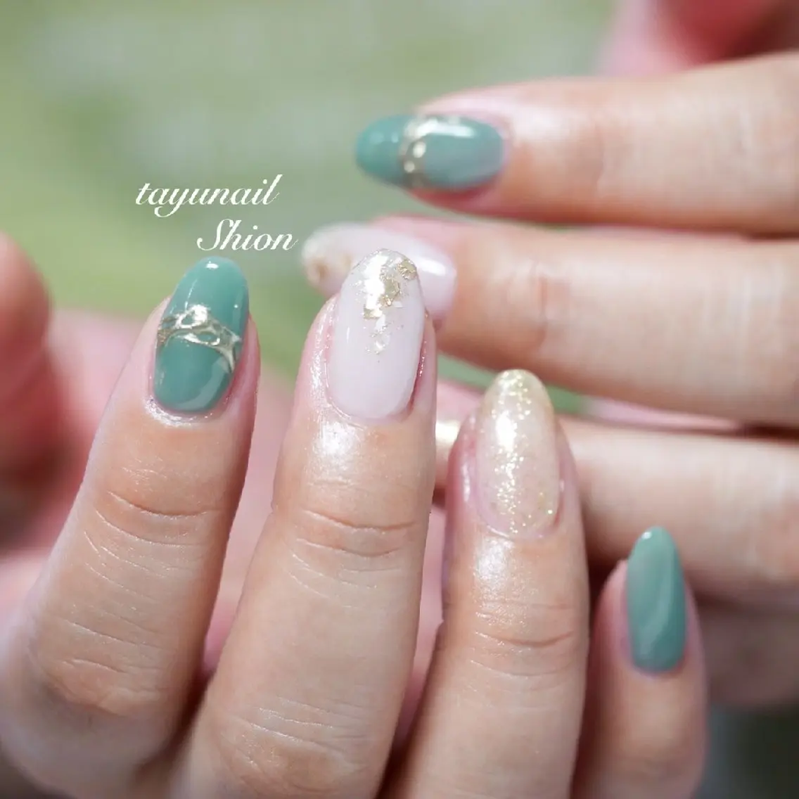 ネイル アートネイル ジェルネイル グリーン ミラーネイル ニュアンスネイル ネイルサロン 【たゆnail】のネイルデザイン