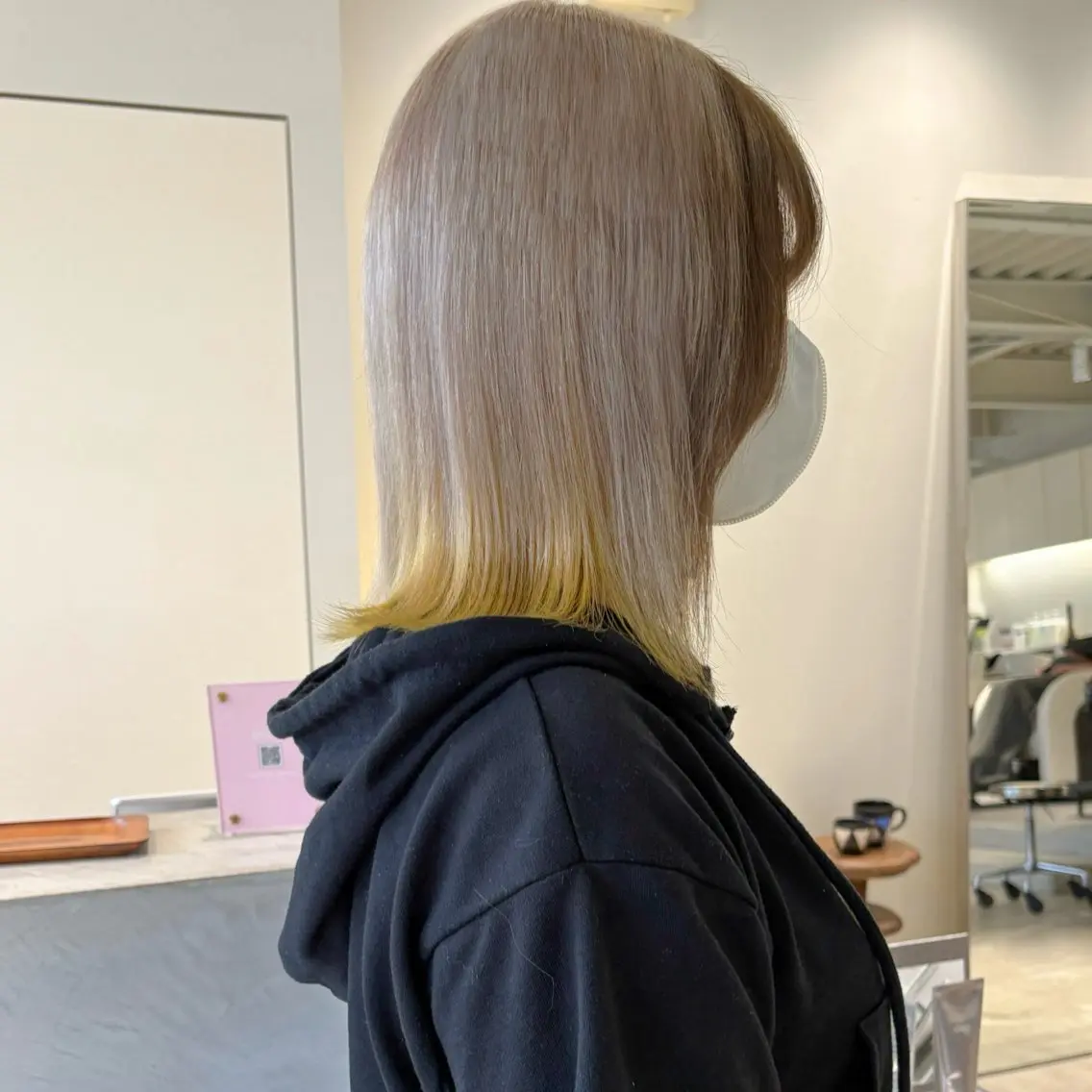 ミディアム イエローカラー 安西 香利奈のヘアスタイル