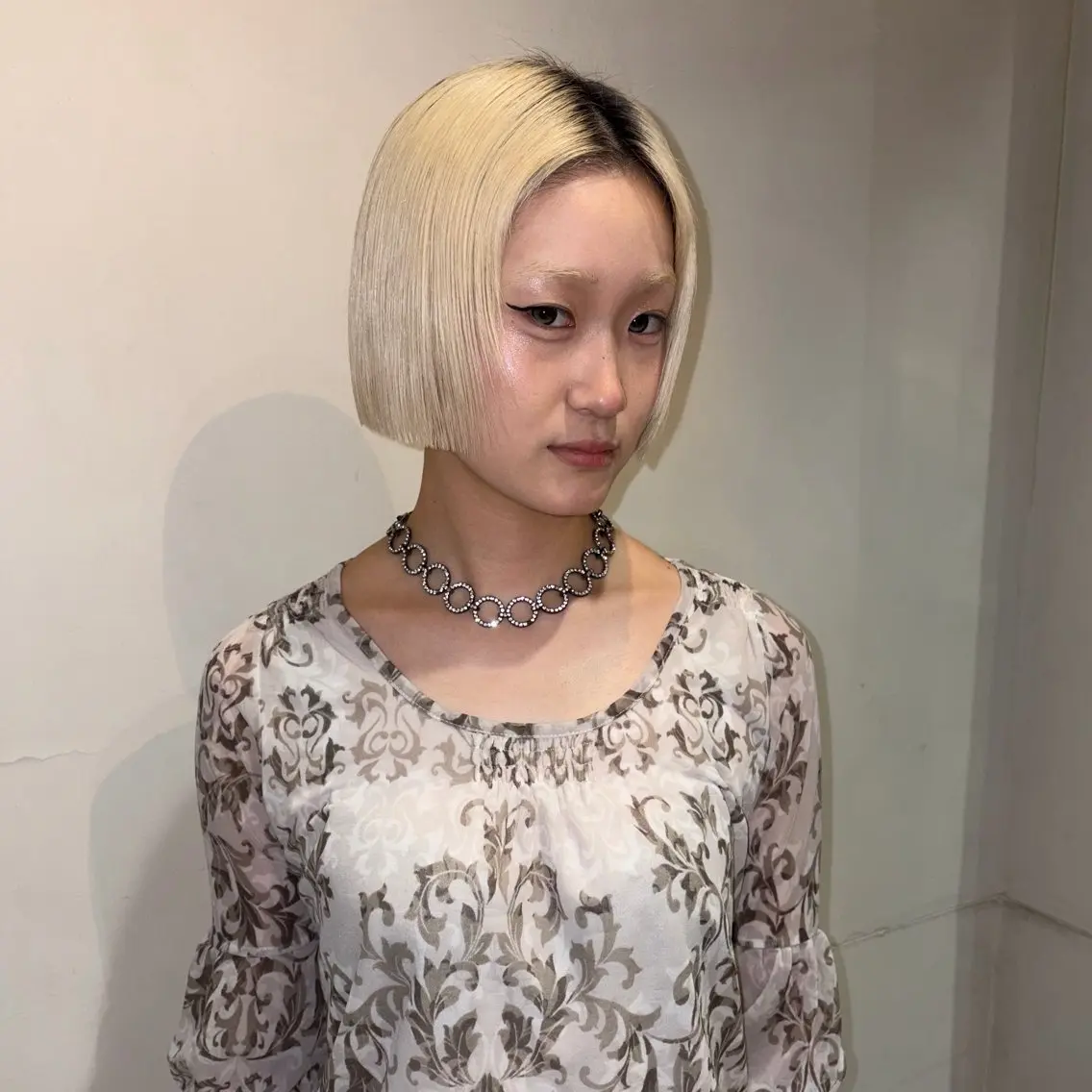 ショート カラー 切りっぱなしボブ ベージュカラー ブリーチ ブロンド ケアブリーチ ボブ/ブリーチ/ハイ トーン/梅田/ヒカリのヘアスタイル