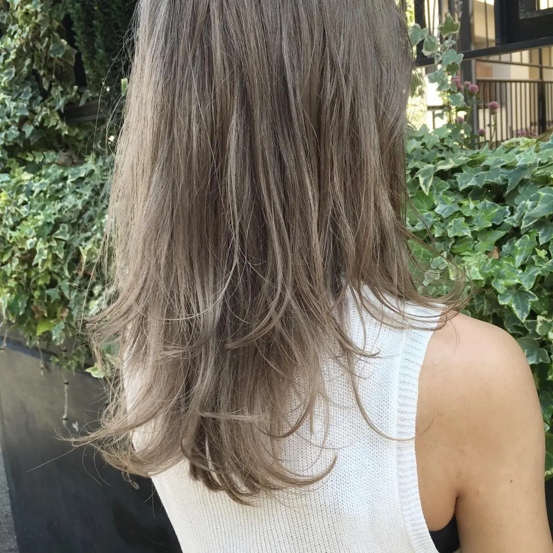 セミロング カラー グレージュ SUZUKI KEISUKEのヘアスタイル