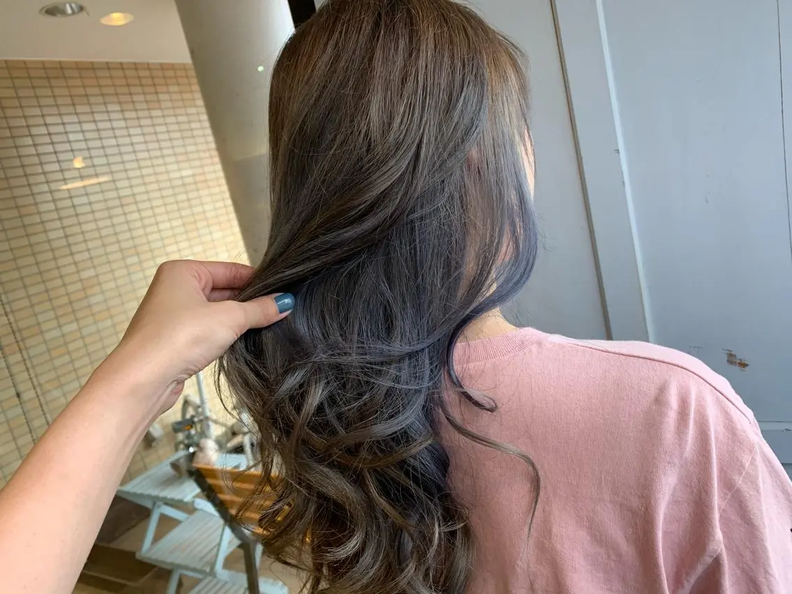 ロング カラー ブルーカラー ブルーグレー ヘアカラー トリートメント ツキダテ ユイのヘアスタイル