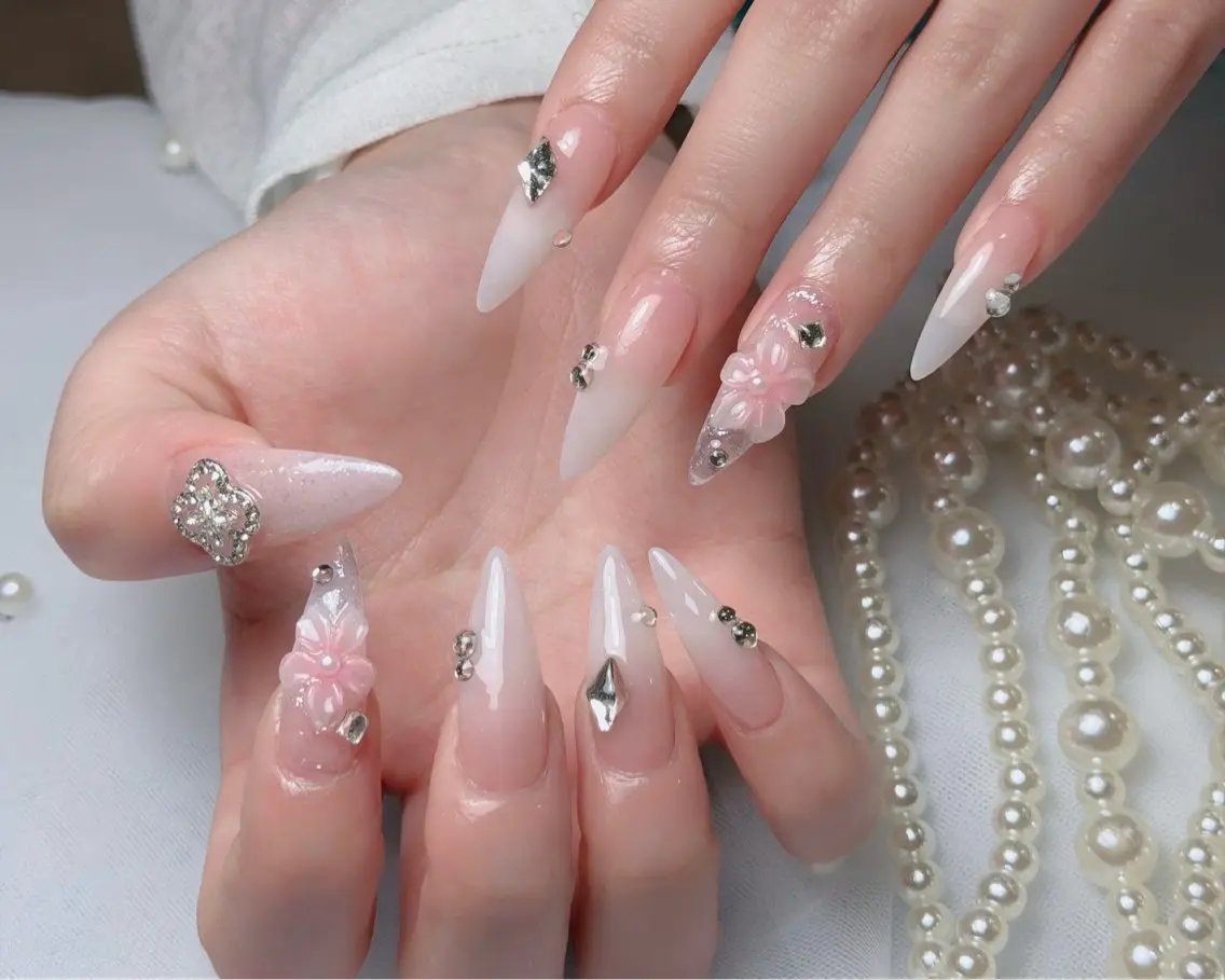 ネイル チークネイル ドット フットネイル フレンチネイル グラデーション ハンドネイル ハンドケア Aria Nail Beautyのネイルデザイン