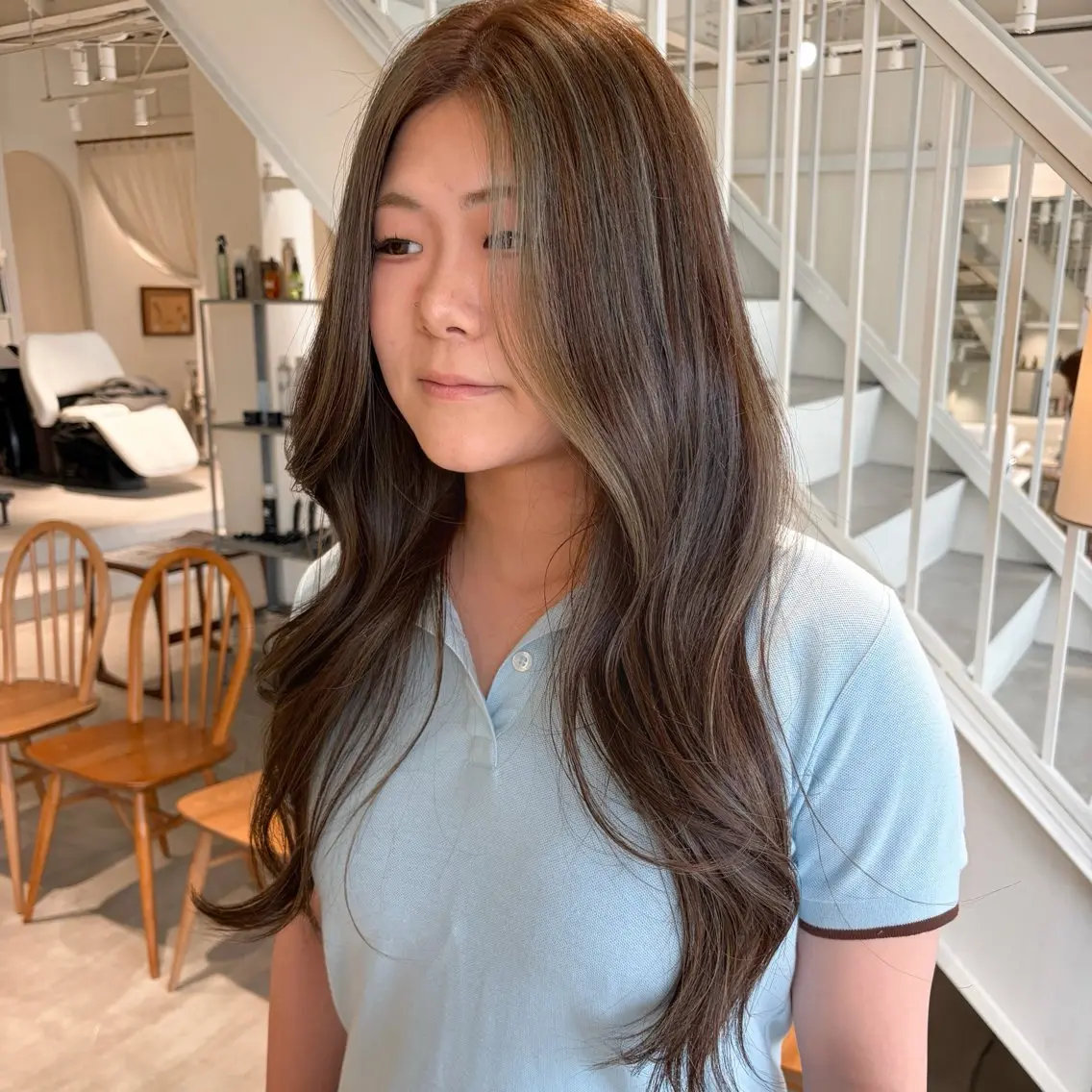 ロング カラー グレージュ オリーブグレージュ オリーブグレー ヘアカラー 周東 芽依のヘアスタイル
