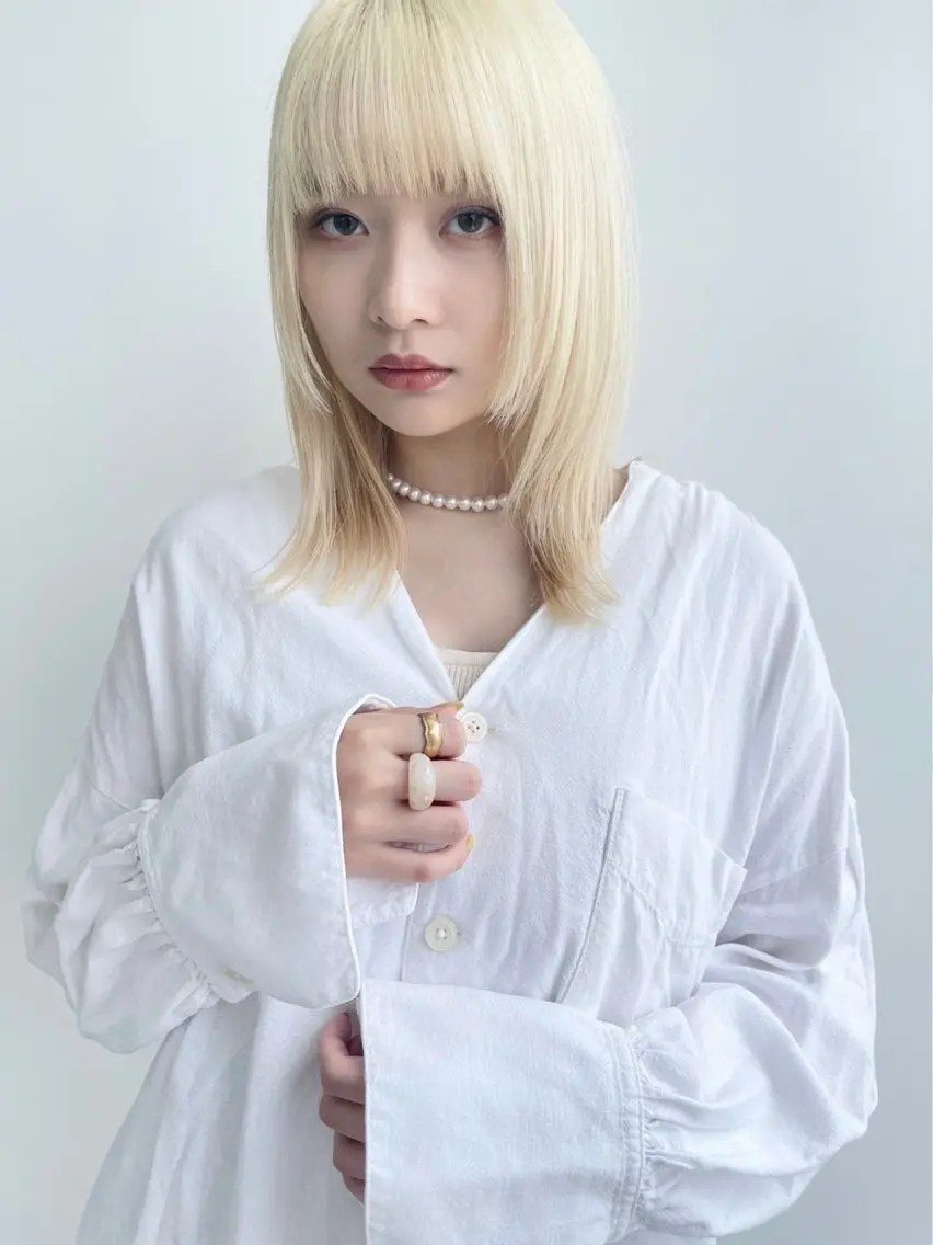 ミディアム カラー 🩶ナチュラル ハイトーン/はちすのヘアスタイル