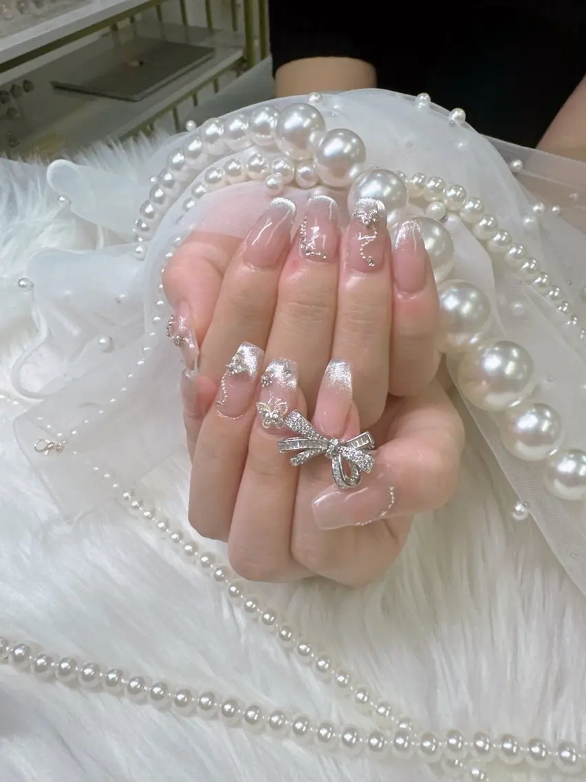 ネイル ボルドー チークネイル ドット 長さ出し フレンチネイル Queeens nailのネイルデザイン