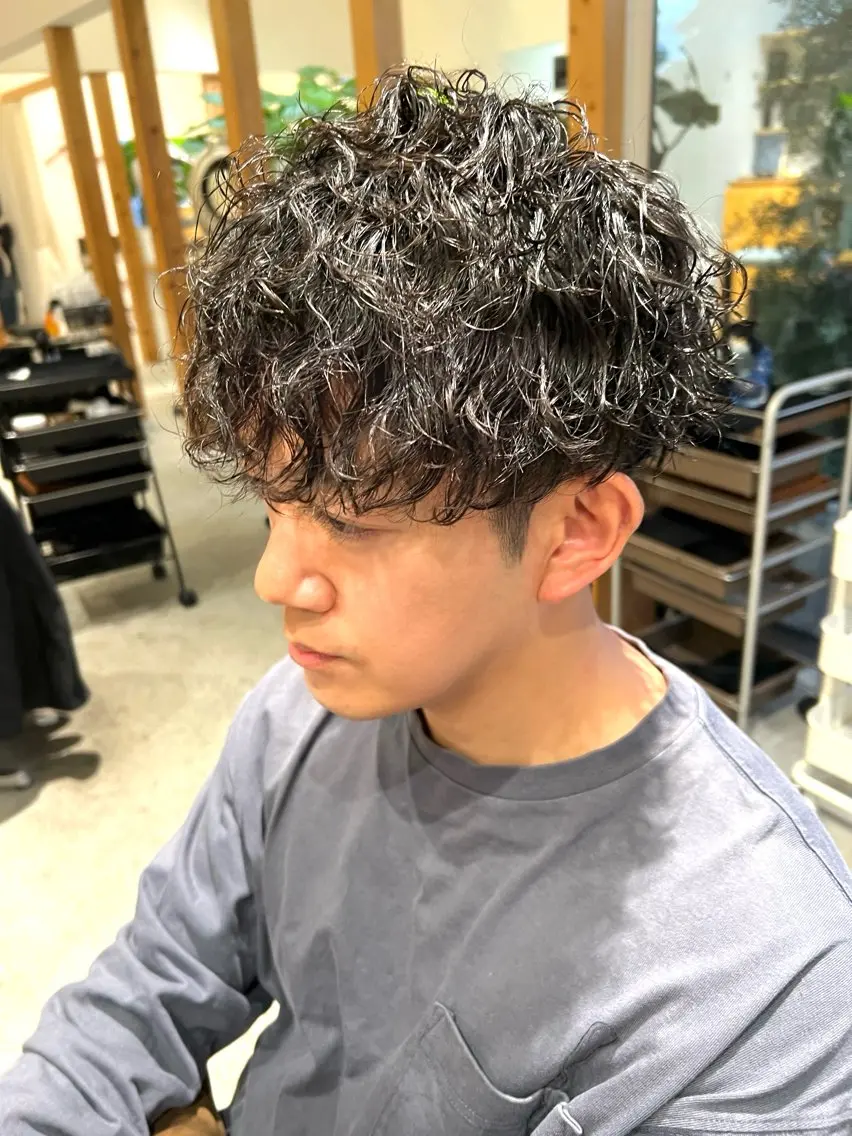 ミディアム パーマ メンズ ミディアムパーマ マッシュ メンズパーマ ツイストスパイラルパーマ スパイラルパーマ 服部 雄輝のヘアスタイル