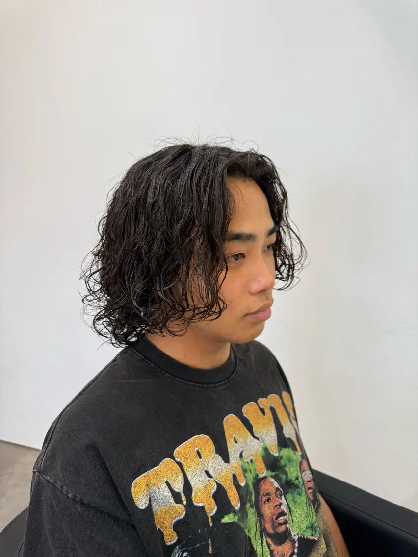 ミディアム パーマ メンズ ミディアムパーマ センターパート フェザーパーマ メンズ韓国風 メンズパーマ 古賀 雄大のヘアスタイル