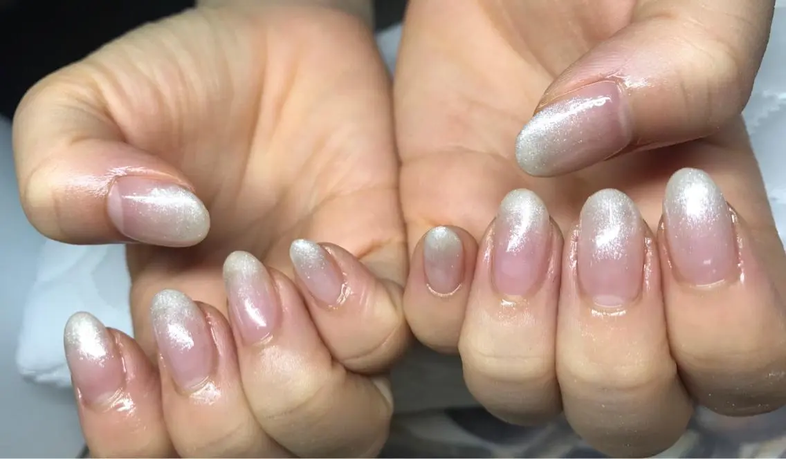 ネイル グラデーション シンプルネイル ホワイト ガール ネイルサロンのネイルデザイン